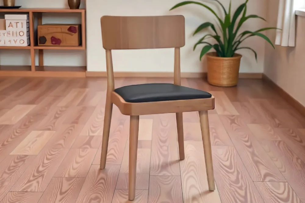 Art. 1748 - Sedia in legno naturale e seduta in ecopelle nera