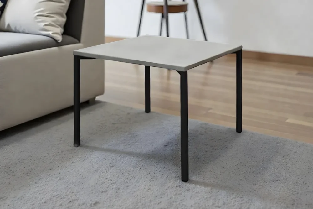 Tavolino quadrato in grigio cemento