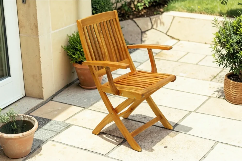 Poltrona in legno Tanai con braccioli